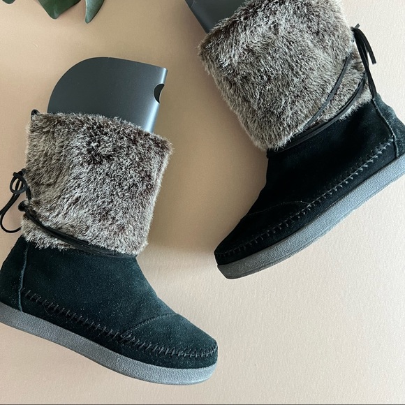Toms Black Suede & Fur Lace Up Ankle Boots - Picture 4 of 10
